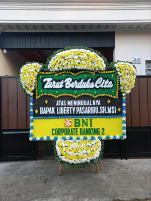 Papan Bunga Duka di Pangkul