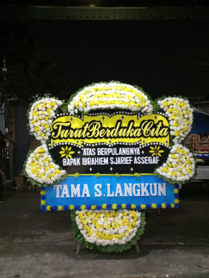 Papan Bunga Duka di Pangkul