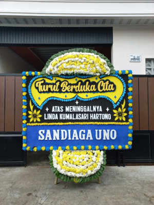 Papan Bunga Duka di Pangkul