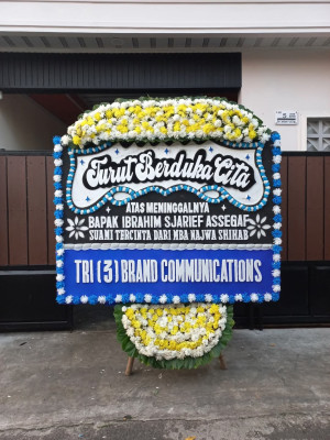 Papan Bunga Duka di Pangkul